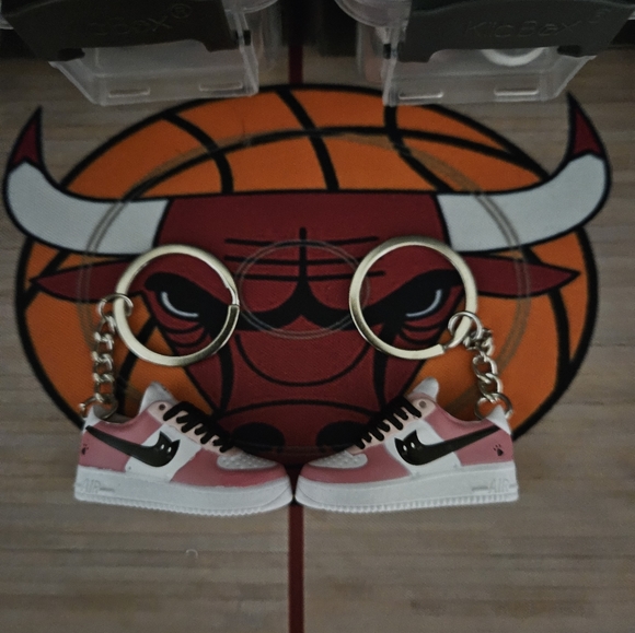 Nike Air Force 1 pair of mini sneakers keychain. - Picture 2 of 8